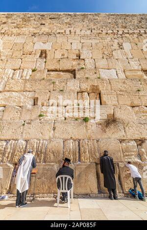 Juifs en prière au Mur des lamentations - Jérusalem, Israël Banque D'Images