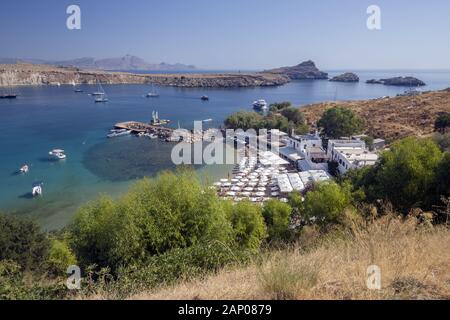 Vliha Bay et plage de Lindos, sommaire des de l'Acropole. Lindos, Rhodes, Grèce Banque D'Images