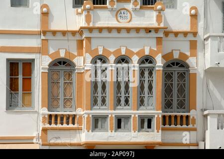 L'espagnol l'architecture Art déco ou de l'immeuble (1935) sur la Place du Rif Al Hoceima ou Al-Hoceima (dans l'ancien Protectorat espagnol du Maroc) Maroc Banque D'Images