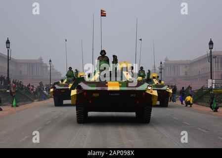 Drive-by des tanks de l'armée pendant les répétitions de l'événement à venir à Delhi.Republic Day Parade 2020 Les répétitions ont lieu à Rajpath à New Delhi. En raison de la République Day Parade répétitions, itinéraires comme Rajpath, Rajendra Prasad Road, Janpath, Ferozeshah Road, Motilal Nehru Marg, Akbar Road et route Tughlaq, sont appelées à connaître un fort trafic. Banque D'Images