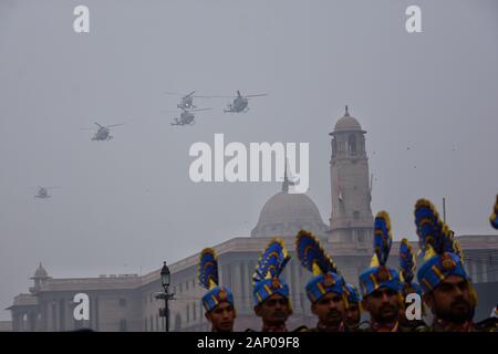 Indian Air Force (IAF) voler en hélicoptère pendant les répétitions de l'événement à venir à Delhi.Republic Day Parade 2020 Les répétitions ont lieu à Rajpath à New Delhi. En raison de la République Day Parade répétitions, itinéraires comme Rajpath, Rajendra Prasad Road, Janpath, Ferozeshah Road, Motilal Nehru Marg, Akbar Road et route Tughlaq, sont appelées à connaître un fort trafic. Banque D'Images