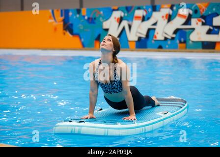 Düsseldorf, Rhénanie du Nord-Westphalie, Allemagne - Düsseldorf boot juste, modèle Yoga pose sur un stand up paddle board. Düsseldorf, Allemagne, D Banque D'Images