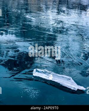 Beau glaçon glace noire sur le lac gelé de l'Oeschinensee dans les Alpes Bernoises Banque D'Images