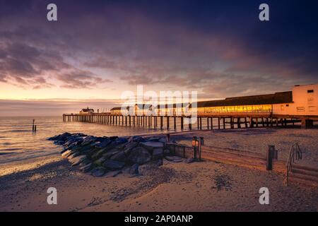 Southwold pier reflétant le soleil matinal. Banque D'Images