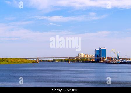 Astrakhan. La Russie. Pont sur la rivière Volga.immeuble moderne sur l'arrière-plan. Banque D'Images