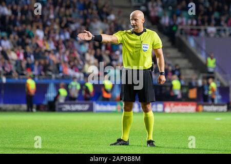 Szymon arbitre Marciniak vu en action lors de la Super Coupe de l'UEFA 2018 entre le Real Madrid et l'Atletico Madrid lors d'une le coq arena à Tallinn.(score final ; 2:4 Real Madrid Atletico Madrid) Banque D'Images