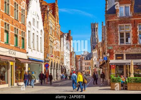 Bruges, Belgique - 10 Avril 2016 : Street view avec des maisons traditionnelles et populaires dans la tour Belfort destination belge Brugge Banque D'Images