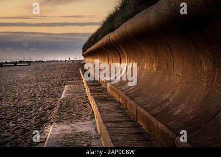 Digue de béton du contre-batteur sur la côte de Norfolk. Banque D'Images