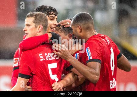 Jubilationtraube de Leverkusen joueurs après le but à 3 : 0 par Julian BAUMGARTLINGER (2.la droite vers la gauche, LEV), jubilation, ils applaudissent, ils applaudissent, joie, Cheers, célébrer, goaljubel, football 1. Bundesliga, 18e journée, le SC Paderborn 07 (PB) - Bayer 04 Leverkusen (LEV) 1 : 4, le 19 janvier 2020 à Paderborn (Allemagne). ¬ | conditions dans le monde entier Banque D'Images