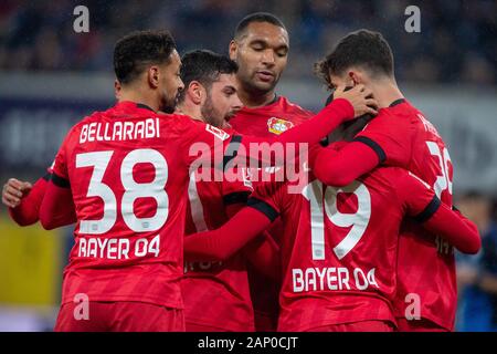 Jubilationtraube de Leverkusen joueurs après l'objectif de 1 : 0 pour Bayer 04 Leverkusen, jubilation, ils applaudissent, ils applaudissent, joie, Cheers, célébrer, goaljubel, la moitié de la figure, la moitié de la figure, football 1ère Bundesliga, 18e journée, le SC Paderborn 07 (PB) - Bayer 04 Leverkusen (LEV) 1 : 4, le 19 janvier 2020 à Paderborn (Allemagne). ¬ | conditions dans le monde entier Banque D'Images