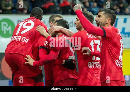 Jubilationtraube de Leverkusen joueurs après le but pour 4 : 1 pour Bayer 04 Leverkusen, jubilation, ils applaudissent, ils applaudissent, joie, Cheers, célébrer, goaljubel, la moitié de la figure, la moitié de la figure, football 1ère Bundesliga, 18e journée, le SC Paderborn 07 (PB) - Bayer 04 Leverkusen (LEV) 1 : 4, le 19 janvier 2020 à Paderborn (Allemagne). ¬ | conditions dans le monde entier Banque D'Images