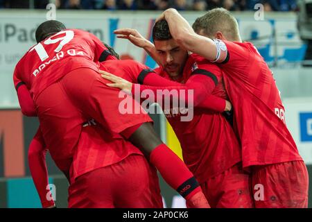 Jubilationtraube de Leverkusen joueurs après le but pour 4 : 1 pour Bayer 04 Leverkusen, jubilation, ils applaudissent, ils applaudissent, joie, Cheers, célébrer, goaljubel, la moitié de la figure, la moitié de la figure, football 1ère Bundesliga, 18e journée, le SC Paderborn 07 (PB) - Bayer 04 Leverkusen (LEV) 1 : 4, le 19 janvier 2020 à Paderborn (Allemagne). ¬ | conditions dans le monde entier Banque D'Images