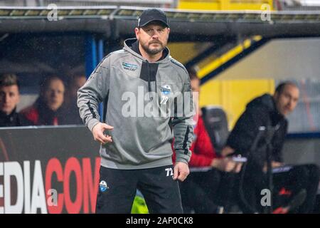 Paderborn, Allemagne. 19 Jan, 2020. Steffen BAUMGART (entraîneur, PB) montres le jeu, la moitié de la figure, la moitié de la figure, football 1ère Bundesliga, 18e journée, le SC Paderborn 07 (PB) - Bayer 04 Leverkusen (LEV) 1 : 4, le 19 janvier 2020 à Paderborn, Allemagne/¬ | Conditions de crédit dans le monde entier : dpa/Alamy Live News Banque D'Images