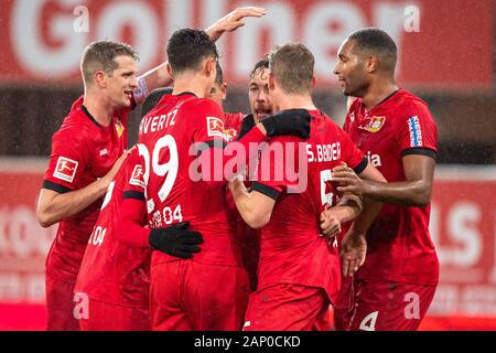 Jubilationtraube de Leverkusen joueurs après le but à 3 : 0 pour Bayer 04 Leverkusen, jubilation, ils applaudissent, ils applaudissent, joie, Cheers, célébrer, goaljubel, la moitié de la figure, la moitié de la figure, le football 1. Bundesliga, 18e journée, le SC Paderborn 07 (PB) - Bayer 04 Leverkusen (LEV) 1 : 4, le 19 janvier 2020 à Paderborn (Allemagne). ¬ | conditions dans le monde entier Banque D'Images