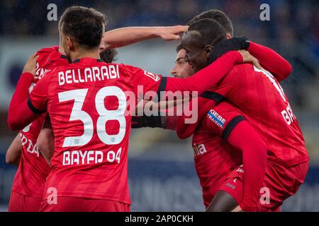 Jubilationtraube de Leverkusen joueurs après l'objectif de 1 : 0 pour Bayer 04 Leverkusen, jubilation, ils applaudissent, ils applaudissent, joie, Cheers, célébrer, goaljubel, la moitié de la figure, la moitié de la figure, football 1ère Bundesliga, 18e journée, le SC Paderborn 07 (PB) - Bayer 04 Leverkusen (LEV) 1 : 4, le 19 janvier 2020 à Paderborn (Allemagne). ¬ | conditions dans le monde entier Banque D'Images