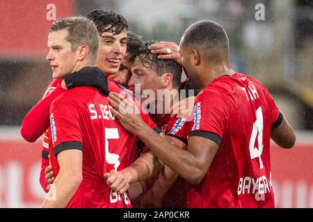 Jubilationtraube de Leverkusen joueurs après le but à 3 : 0 par Julian BAUMGARTLINGER (2.la droite vers la gauche, LEV), jubilation, ils applaudissent, ils applaudissent, joie, Cheers, célébrer, goaljubel, football 1. Bundesliga, 18e journée, le SC Paderborn 07 (PB) - Bayer 04 Leverkusen (LEV) 1 : 4, le 19 janvier 2020 à Paderborn (Allemagne). ¬ | conditions dans le monde entier Banque D'Images