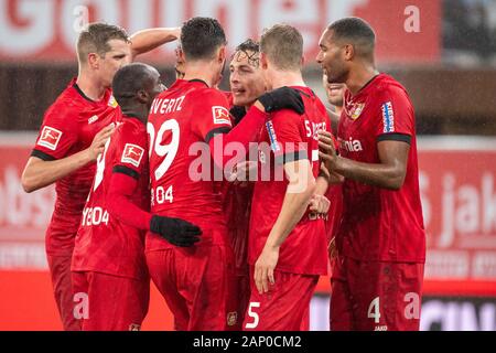 Jubilationtraube de Leverkusen joueurs après le but pour 3-0 par Julian BAUMGARTLINGER (mi., LV), jubilation, ils applaudissent, ils applaudissent, joie, Cheers, célébrer, goaljubel, football 1. Bundesliga, 18e journée, le SC Paderborn 07 (PB) - Bayer 04 Leverkusen (LEV) 1 : 4, le 19 janvier 2020 à Paderborn (Allemagne). ¬ | conditions dans le monde entier Banque D'Images