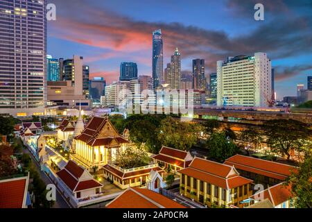 Temple Wat Pathumwanaram le matin, vue depuis le parking de Siam Paragon à Bangkok, Thaïlande. Banque D'Images