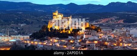 Panorama de Caravaca De La Cruz ville et château, site de pèlerinage près de Murcie, en Espagne. L'une des 5 villes saintes dans le monde Banque D'Images