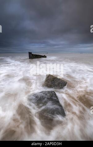 Défenses mer cassée sur la côte de Norfolk à Happisburgh. Banque D'Images