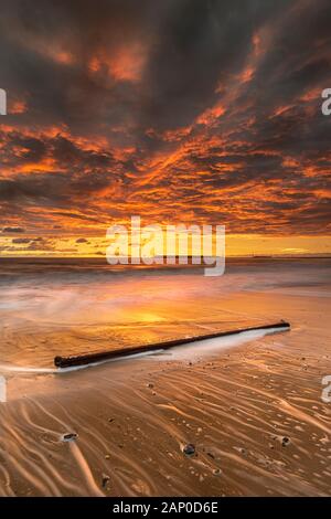 Sur le sceau Palling North Norfolk Coast comme le soleil se lève. Banque D'Images