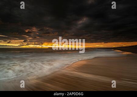 Sur le sceau Palling North Norfolk Coast comme le soleil se lève. Banque D'Images