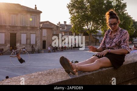 Les touristes à regarder son rendement en carré dans la Cathédrale Notre Dame et la place à Avignon en France. Banque D'Images