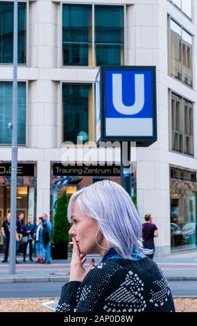 Femme avec les cheveux colorés de fumer à proximité station de métro de Berlin en Allemagne. Banque D'Images