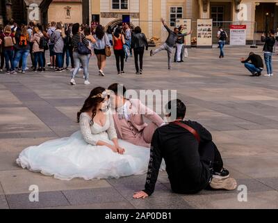 Les jeunes mariés ayant photographie prise au Château de Prague en République tchèque. Banque D'Images