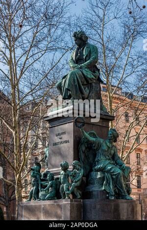 Sculpture de Ludwig van Beethoven à Vienne. Ci-dessous se trouve une ancienne déesse avec une couronne de laurier en main Banque D'Images