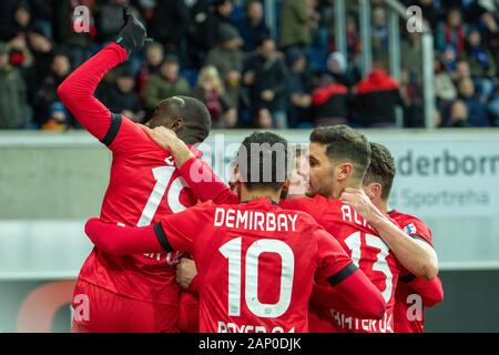 Jubilationtraube de Leverkusen joueurs après le but pour 4 : 1 pour Bayer 04 Leverkusen, jubilation, ils applaudissent, ils applaudissent, joie, Cheers, célébrer, goaljubel, la moitié de la figure, la moitié de la figure, football 1ère Bundesliga, 18e journée, le SC Paderborn 07 (PB) - Bayer 04 Leverkusen (LEV) 1 : 4, le 19 janvier 2020 à Paderborn (Allemagne). ¬ | conditions dans le monde entier Banque D'Images