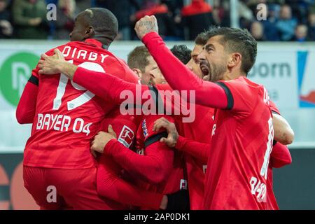 Jubilationtraube de Leverkusen joueurs après le but pour 4 : 1 pour Bayer 04 Leverkusen, jubilation, ils applaudissent, ils applaudissent, joie, Cheers, célébrer, goaljubel, la moitié de la figure, la moitié de la figure, football 1ère Bundesliga, 18e journée, le SC Paderborn 07 (PB) - Bayer 04 Leverkusen (LEV) 1 : 4, le 19 janvier 2020 à Paderborn (Allemagne). ¬ | conditions dans le monde entier Banque D'Images