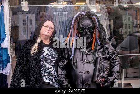 Couple en costumes traditionnels à la Whitby Goth Vintage Week-end Festival à Whitby, dans le Yorkshire du Nord. Banque D'Images