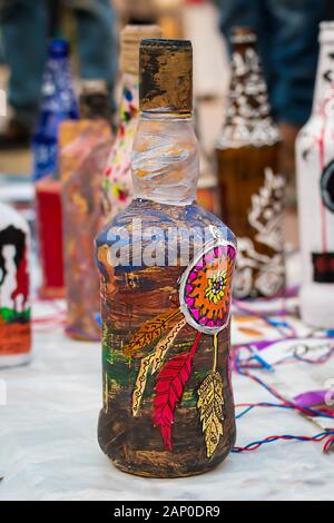 Bouteille à la main traditionnelle indienne à l'artisanat est affiché dans une boutique de la rue pour la vente. Art et artisanat indien Banque D'Images