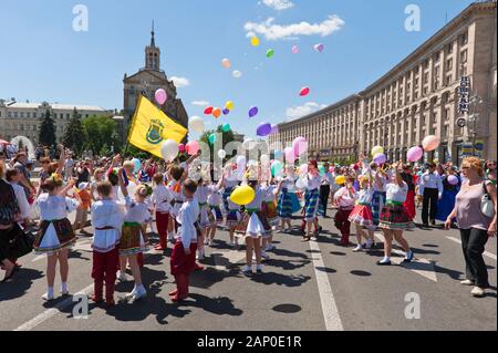 Les enfants de l'Ukraine dans le défilé de la rue Khreschatyk. Banque D'Images
