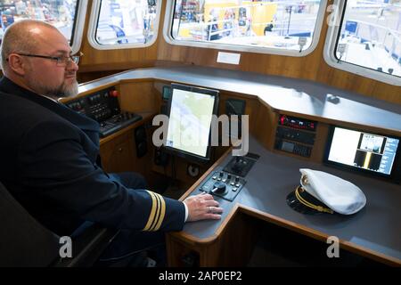 Düsseldorf, Allemagne. 20 Jan, 2020. Axel Scholl, commissaire de police en chef, est à la tête du nouveau bateau de la Rhénanie du Nord-Westphalie police de l'eau. Seulement dans la quatrième tentative n'éclatent à la bouteille le fuselage pendant le baptême. Le bateau nommé "WSP 12' est de 17 mètres de long, 50 kilomètres à l'heure rapide, économique et 1,5 millions d'euros. Credit : Federico Gambarini/dpa/Alamy Live News Banque D'Images