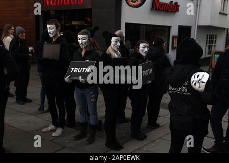 Guildford, Surrey, UK - un groupe de défenseurs des droits des animaux vegan protester pacifiquement en dehors de Nandos pour mettre en évidence la prise de conscience du véganisme, 18 Janvier 2020 Banque D'Images