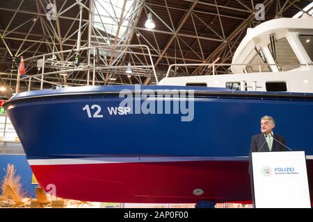 20 janvier 2020, Berlin, Düsseldorf : Herbert Reul (CDU), Ministre de l'Intérieur de Rhénanie, est debout devant le nouveau bateau de la police de l'eau de la Rhénanie-du-Nord, au moment du démarrage du salon 2020. Le bateau nommé "WSP 12' est de 17 mètres de long, 50 kilomètres à l'heure rapide, économique et 1,5 millions d'euros. Photo : Federico Gambarini/dpa Banque D'Images