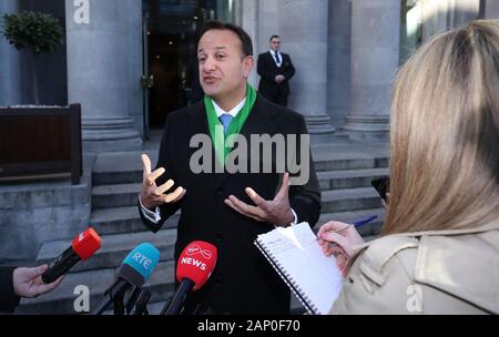 Taoiseach Leo Varadkar parler aux médias après un événement au National Concert Hall à Dublin ont été PDG d'Apple, Tim Cook a reçu le premier prix de reconnaissance spéciale IDA Ireland qui célèbre l'engagement de l'IED à l'Irlande. Banque D'Images