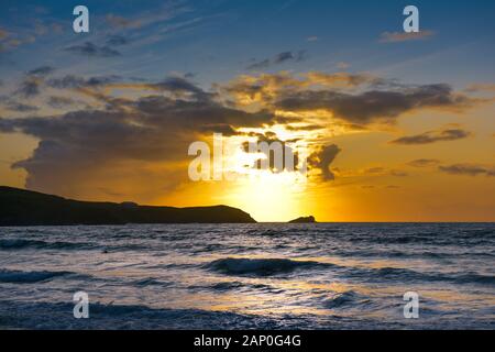 Un magnifique coucher de soleil sur la baie de Fistral intense à Newquay en Cornouailles. Banque D'Images