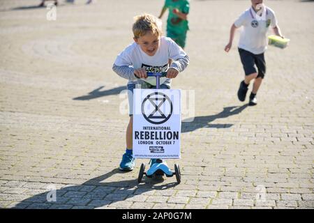 Les enfants participant à la rébellion Extinction grève climatique à Truro, Ville Ville de Cornwall. Banque D'Images