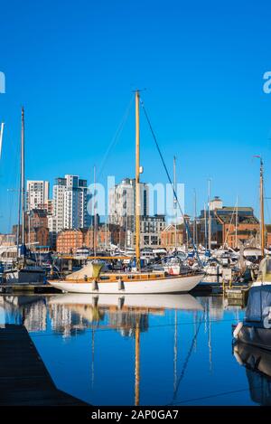 Ipswich Marina, vue sur les yachts et les bateaux de loisirs amarrés à Ipswich marina avec propriété résidentielle en arrière-plan, Suffolk, East Anglia, Royaume-Uni. Banque D'Images