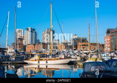 Ipswich Suffolk Royaume-Uni, vue sur les yachts et les bateaux de loisirs amarrés dans la marina d'Ipswich avec propriété résidentielle en arrière-plan, Suffolk, East Anglia, Royaume-Uni. Banque D'Images