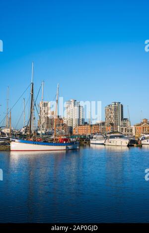 Ipswich UK, vue sur les yachts et les bateaux de loisirs amarrés dans la marina d'Ipswich avec propriété résidentielle en arrière-plan, Suffolk, East Anglia, Royaume-Uni. Banque D'Images