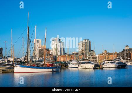 Ipswich UK, vue sur les yachts et les bateaux de loisirs amarrés dans la marina d'Ipswich avec propriété résidentielle en arrière-plan, Suffolk, East Anglia, Royaume-Uni. Banque D'Images