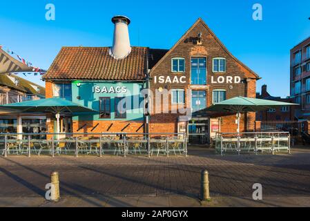 Pub de l'Angleterre, vue sur le pub historique Isaac Lord situé le long du bord de l'eau dans la marina d'Ipswich, Suffolk, Angleterre, Royaume-Uni Banque D'Images