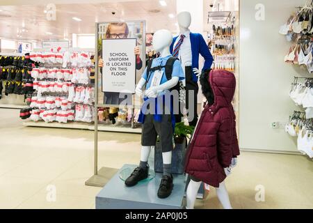 L'habillement d'une exposition-vente dans un magasin Marks and Spencer. Banque D'Images