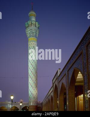 La Syrie. Banlieue de Damas. Sayyidah Zaynab mosquée. L'Islam chiite. Il contient la tombe de Zainab. L'architecte s'est Rida Mourtada. Détails architecturaux. Vue de la nuit de l'un de ses minarets. Banque D'Images