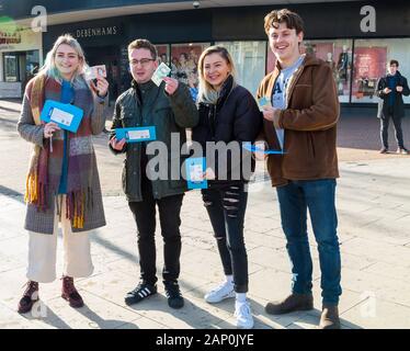 Bournemouth, Dorset, Royaume-Uni. Lundi 20 janvier 2020. Le site Quidco.com de cashback donne un total de 10 000 £ dans 10 villes britanniques pendant la journée, y compris Bournemouth, pour encourager les passants le lundi bleu, considéré comme le jour le plus déprimant de l'année. Les enveloppes distribuées contiennent 5 £, 10 £, 20 £, 50 £ de notes ou des cartes à gratter. Tout est allé en moins de 5 minutes, mais a éclairci la journée pour ceux qui ont la chance de les recevoir! Crédit: Carolyn Jenkins/Alay Live News Banque D'Images