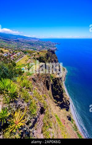 Panorama incroyable vue depuis Cabo Girao falaise près de Camara de Lobos sur l'île de Madère, Portugal Banque D'Images